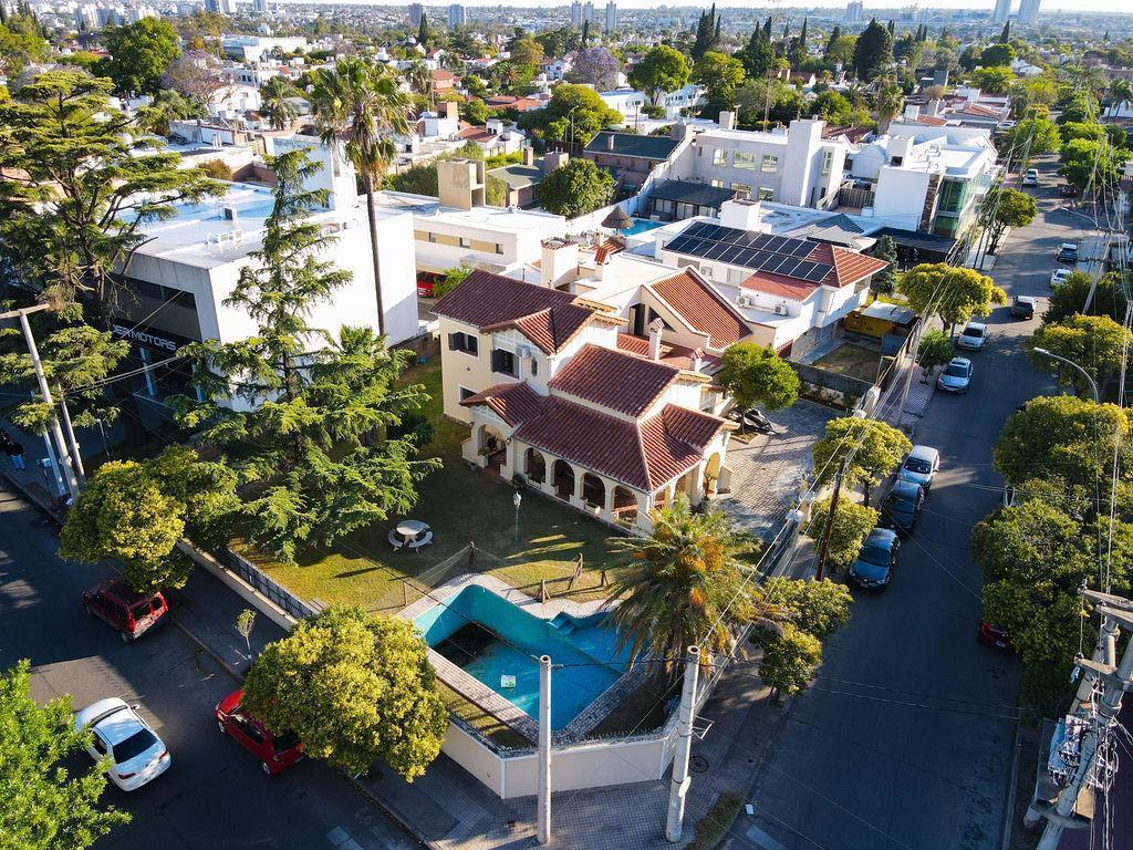 Casa en esquina sobre 1.065 m² en Cerro de las Rosas