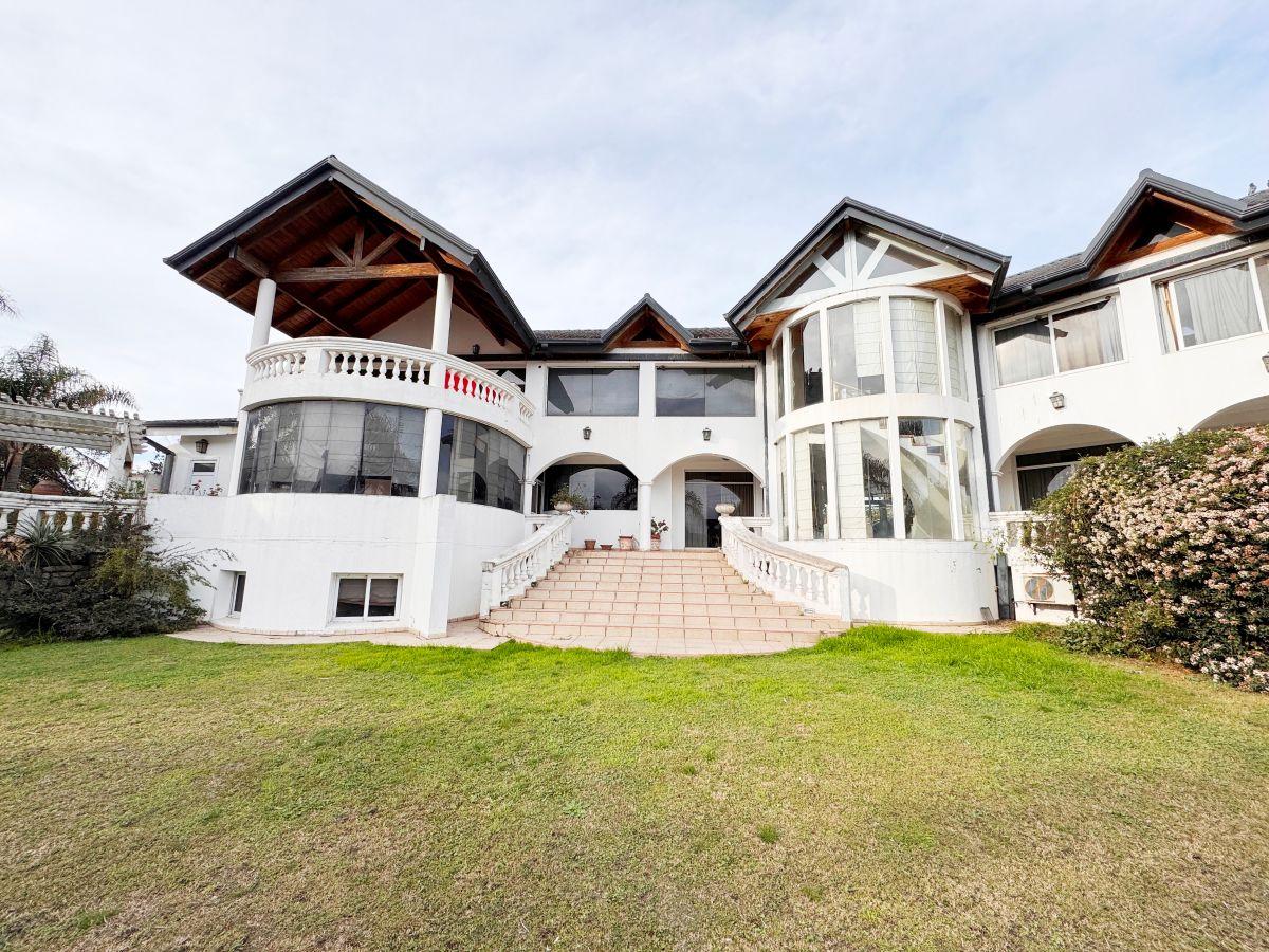 Casa de tres niveles en Country Cuatro Hojas